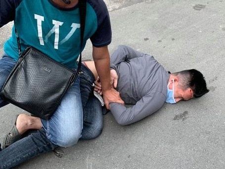 Hai ten cuop bo xe may khi bi nan nhan truy duoi hinh anh