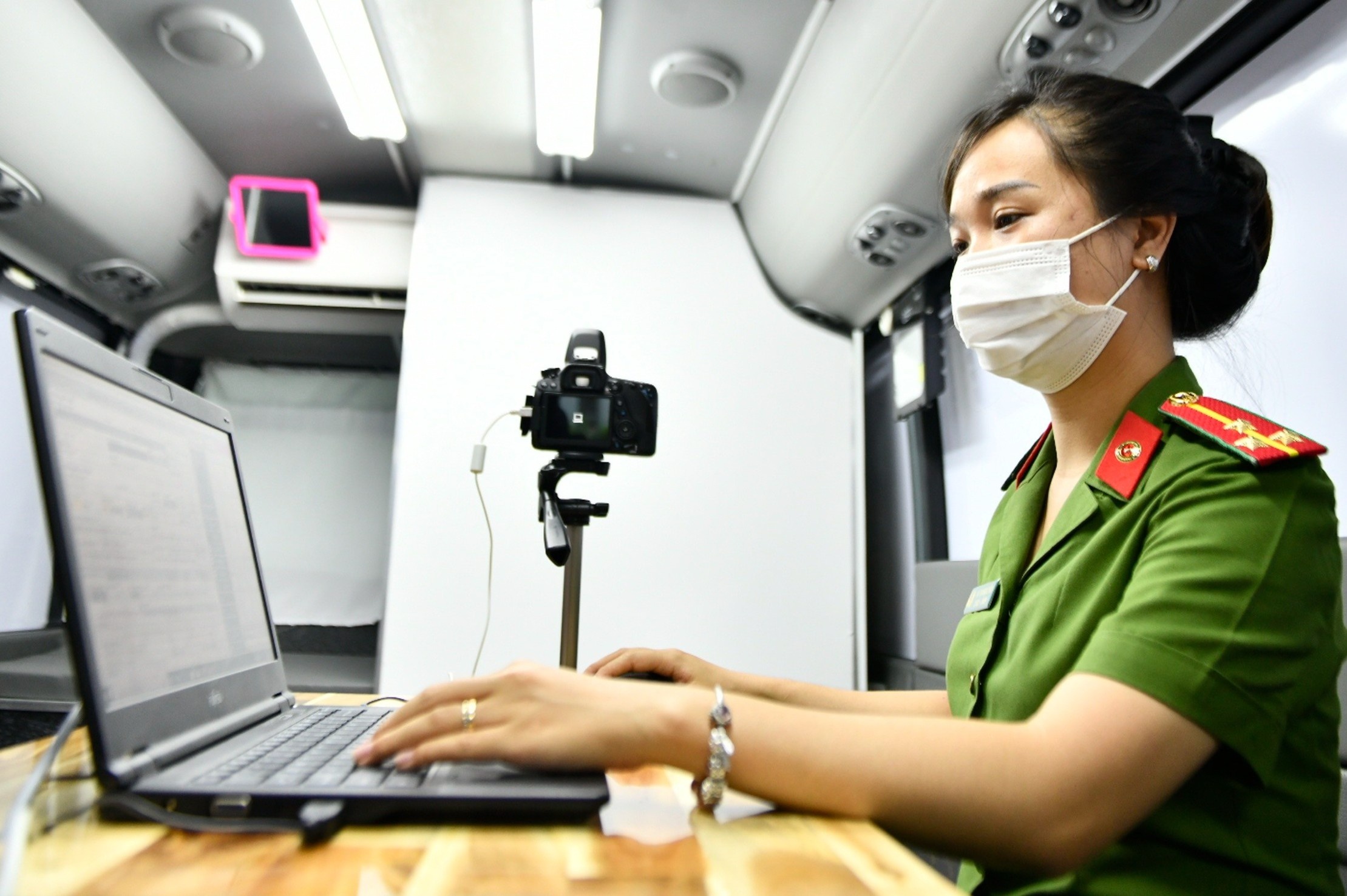 Nguoi dan TP.HCM lam can cuoc cong dan gan chip tren oto luu dong hinh anh