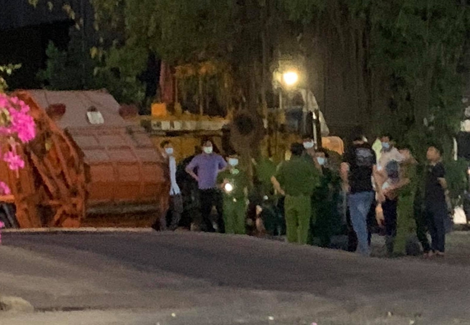 Xe cho rac can chet cong nhan ve sinh moi truong hinh anh