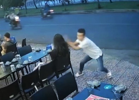 Co gai o TP.HCM bi cuop dien thoai truoc quan an hinh anh