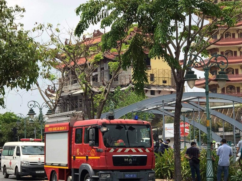 Phat hien thi the nguoi dan ong tren kenh Tan Hoa hinh anh