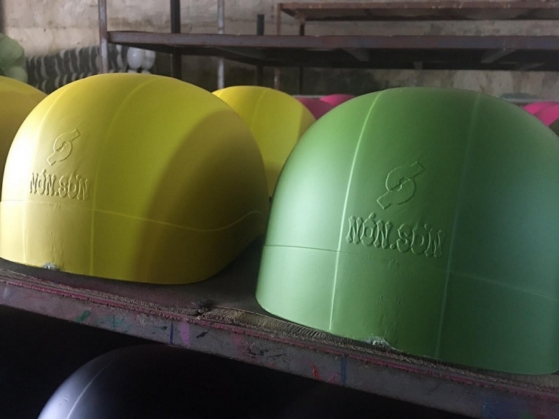 Xuong san xuat mu bao hiem gia hieu Non Son hinh anh