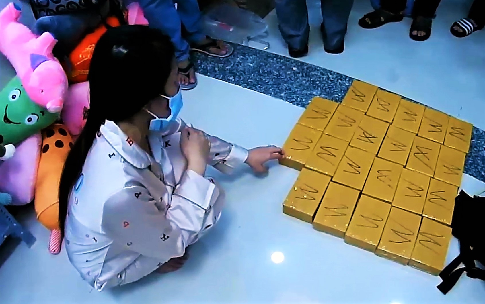 Kho hang thu nhoi bong o TP.HCM chua hang chuc banh heroin hinh anh