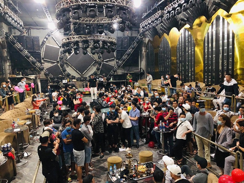 Hon 100 nguoi duong tinh ma tuy trong bar Enjoy o TP.HCM hinh anh