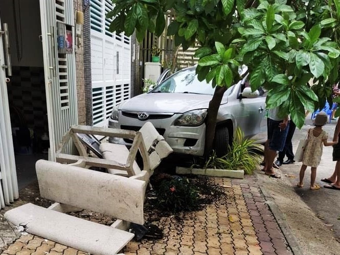 Oto hat vang 4 nguoi di xe may o Thu Duc hinh anh