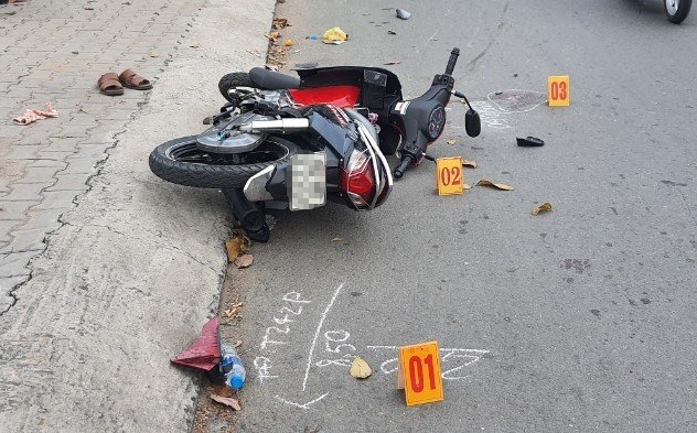 Bi giat dien thoai, co gai o TP.HCM lao xe may vao toan cuop hinh anh