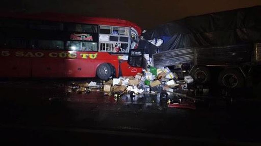 Xe khach giuong nam dau dau oto tai, gan 10 nguoi bi thuong hinh anh