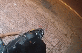 Nguoi dan lao xe may vao ke trom o TP Thu Duc hinh anh