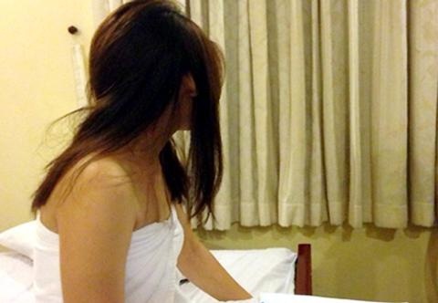 Co gai bi ban tinh trom tien va dien thoai hinh anh