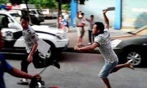 Nguoi phu nu cam dau nhom con do duoi chem con no o TP.HCM hinh anh