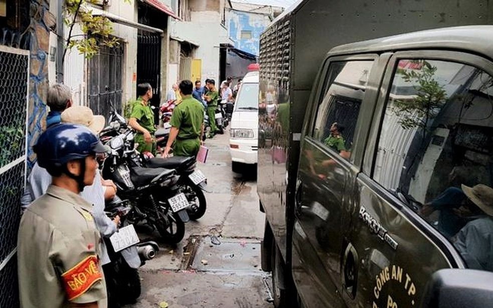 Nguoi phu nu bi dam trung nguc trong cuoc au da o TP.HCM hinh anh