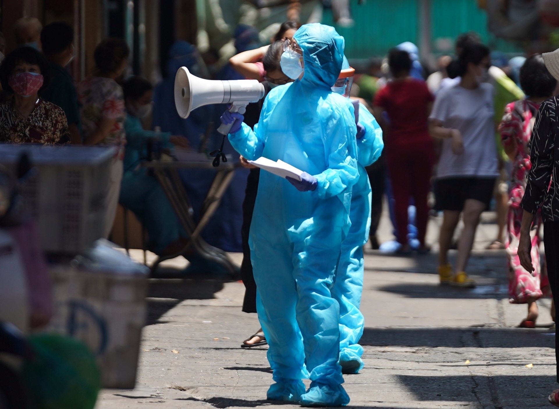 TP.HCM tim nguoi den quan Starbucks o quan 1 hinh anh