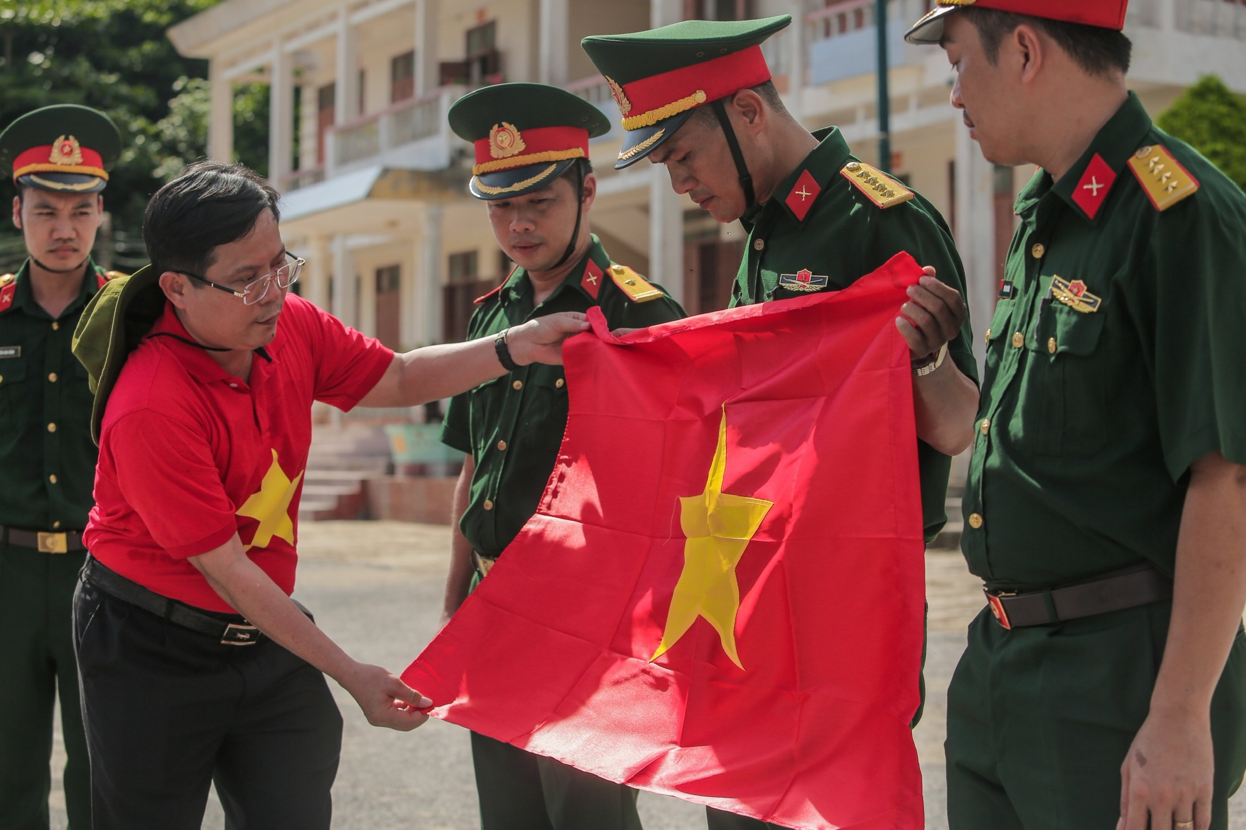 Trao tang hon 400.000 la co To quoc cho 19 tinh, thanh hinh anh