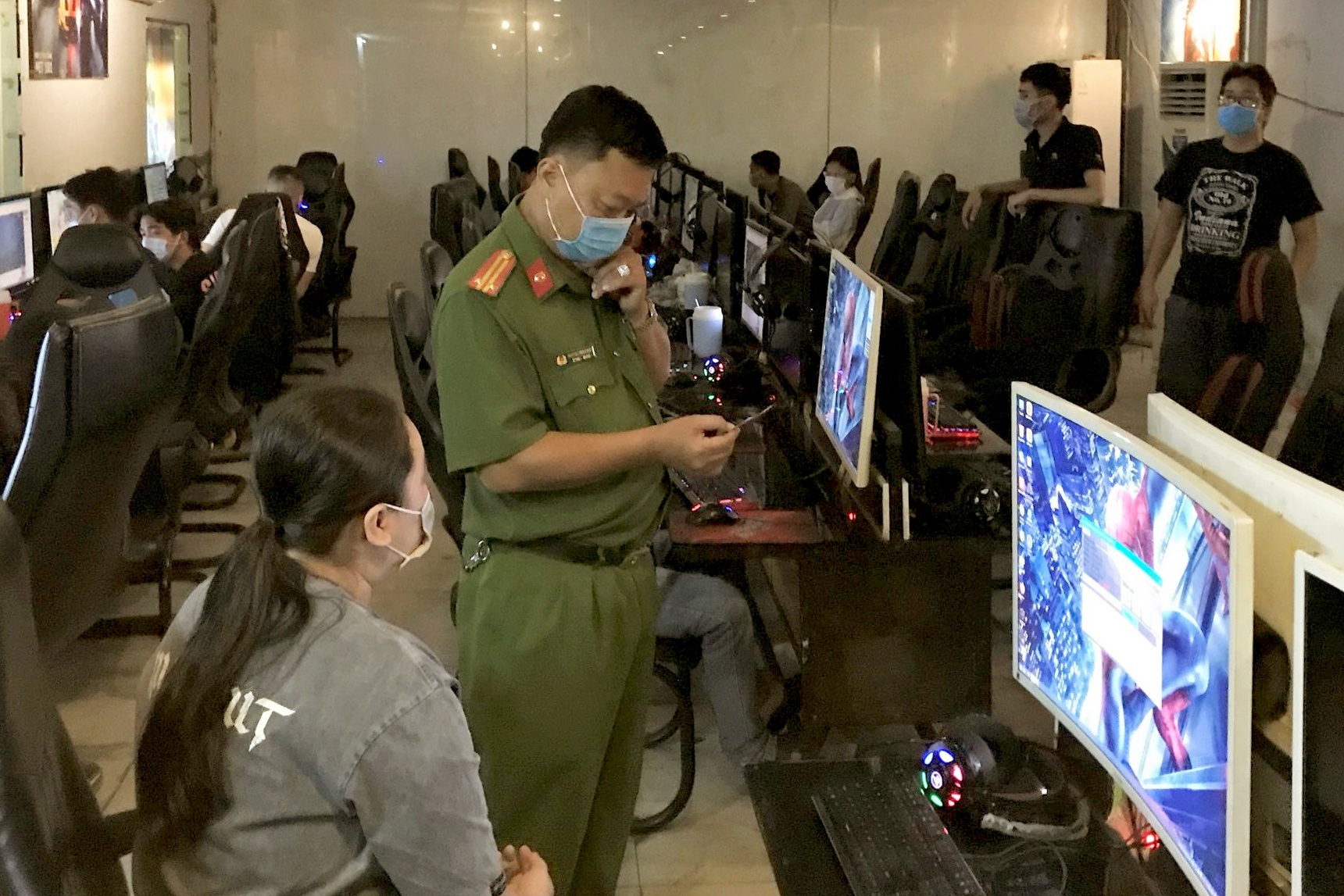 Quan Internet o TP.HCM len lut mo khi dich Covid-19 lan rong hinh anh