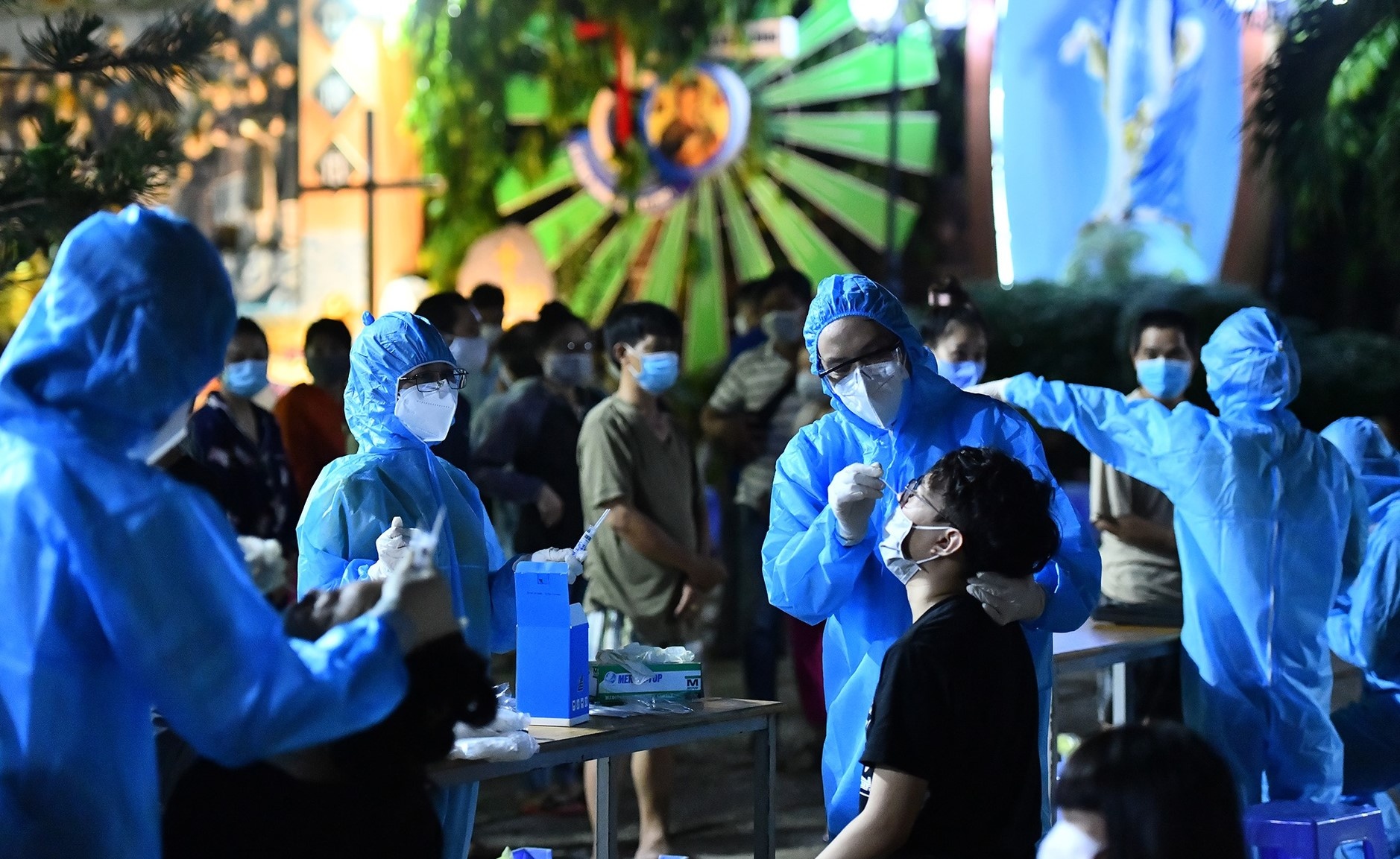 TP.HCM lay mau xet nghiem hon 1.600 cu dan o chung cu Riviera Point hinh anh