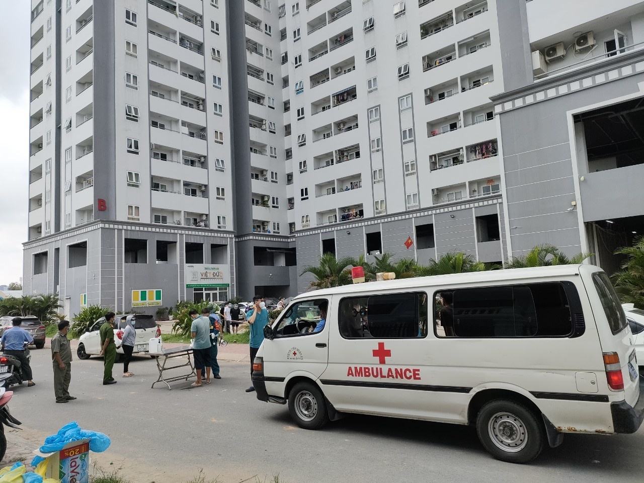 TP.HCM phong toa tam thoi mot toa nha chung cu o quan 8 hinh anh