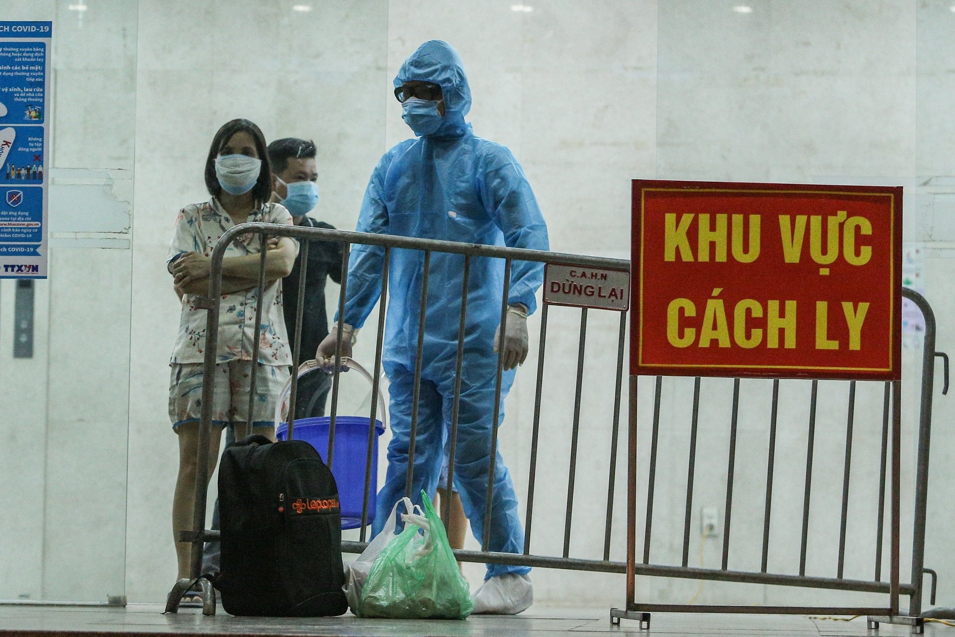 TP.HCM phong toa mot toa nha chung cu Phu Hoang Anh hinh anh