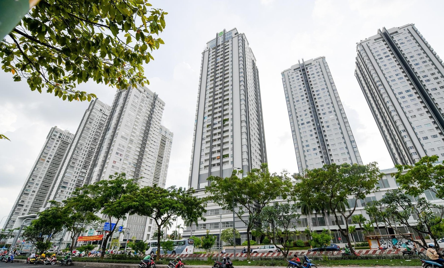 TP.HCM phong toa 2 toa nha chung cu Sunrise City Central hinh anh