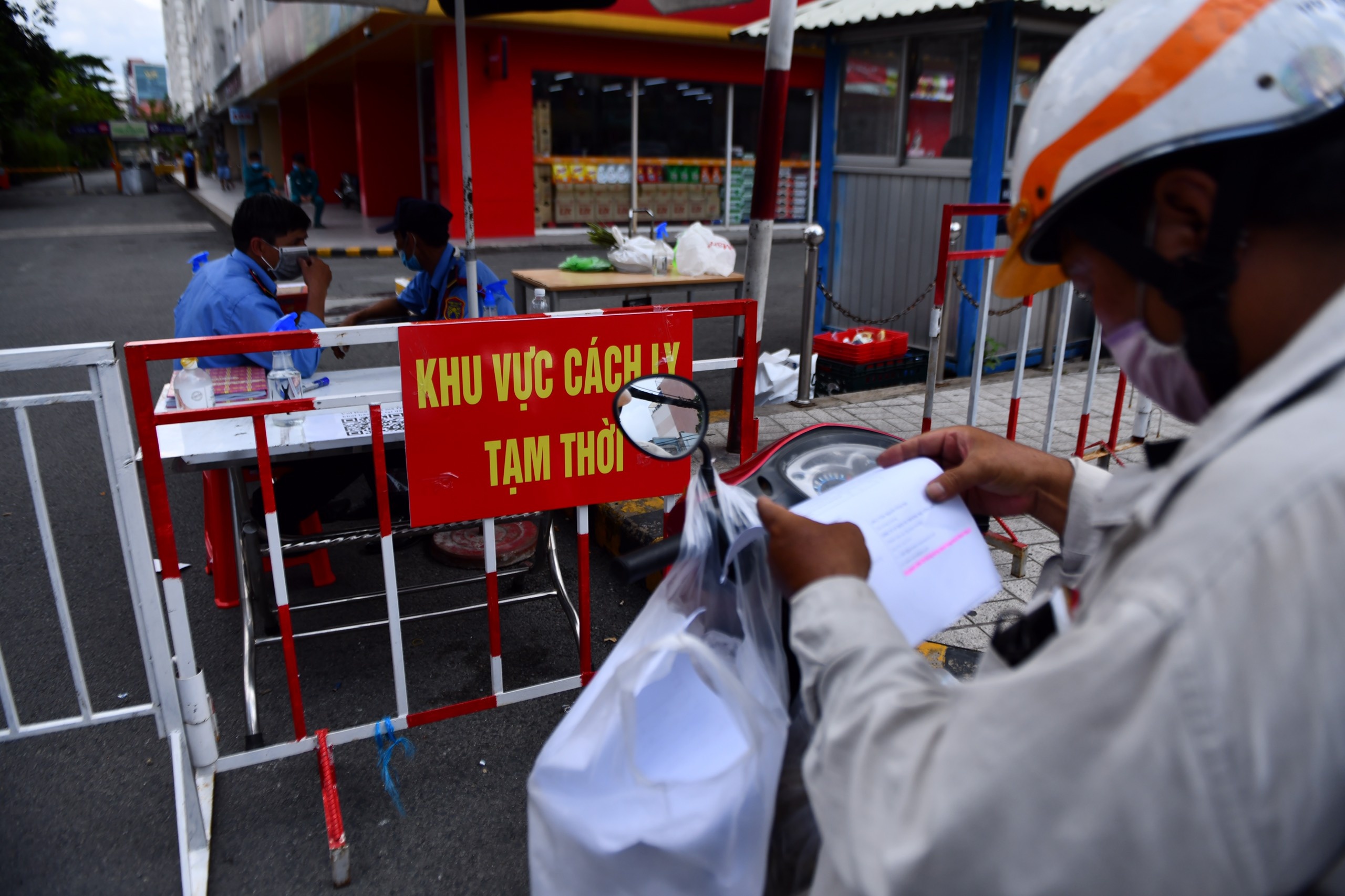 TP.HCM go phong toa chung cu Lotus Garden - Sen Xanh hinh anh