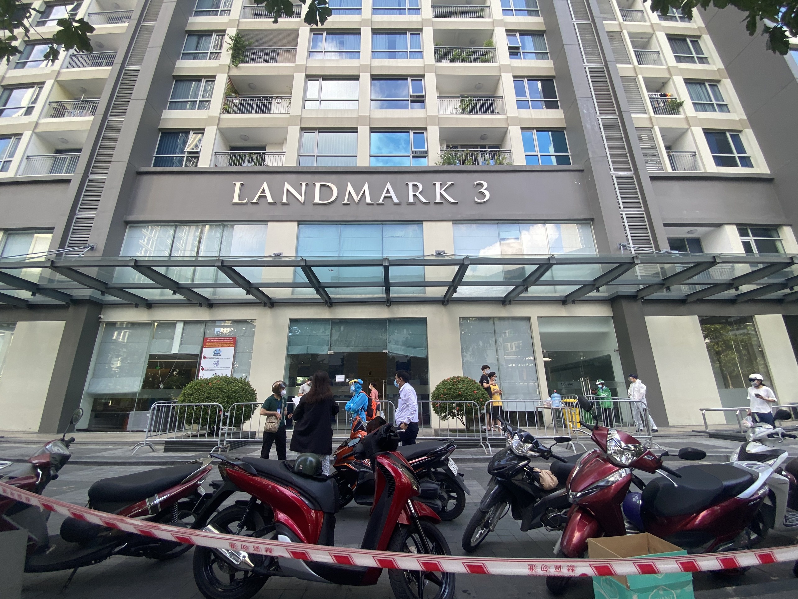 Phong toa tam thoi toa Landmark 3 trong Vinhomes Central Park hinh anh