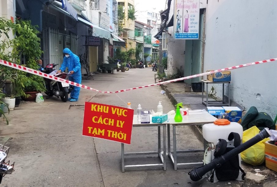 Quan 8 phong toa noi o cua 2 ca mac Covid-19 hinh anh