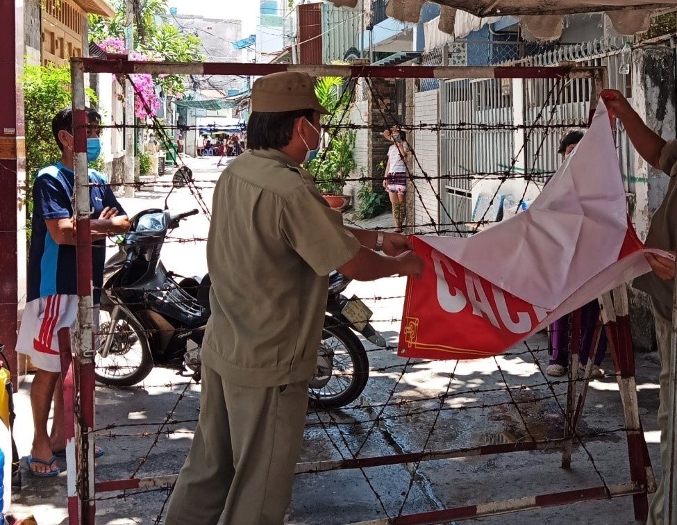 TP.HCM go bo phong toa 2 con hem o quan Go Vap hinh anh