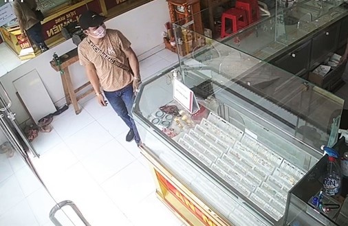 Cong an dieu tra vu cuop giat vang trong tiem kim hoan o TP.HCM hinh anh