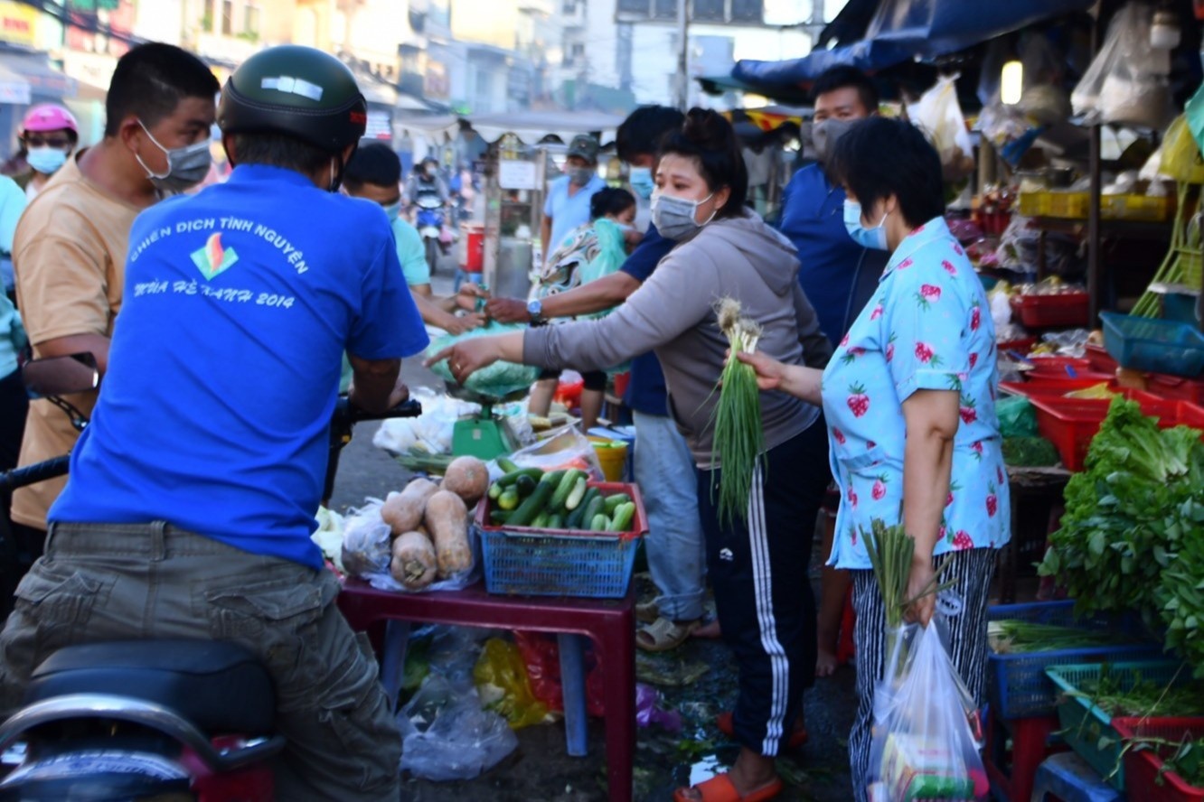 Tim nguoi toi sap rau o cho Thu Duc B hinh anh