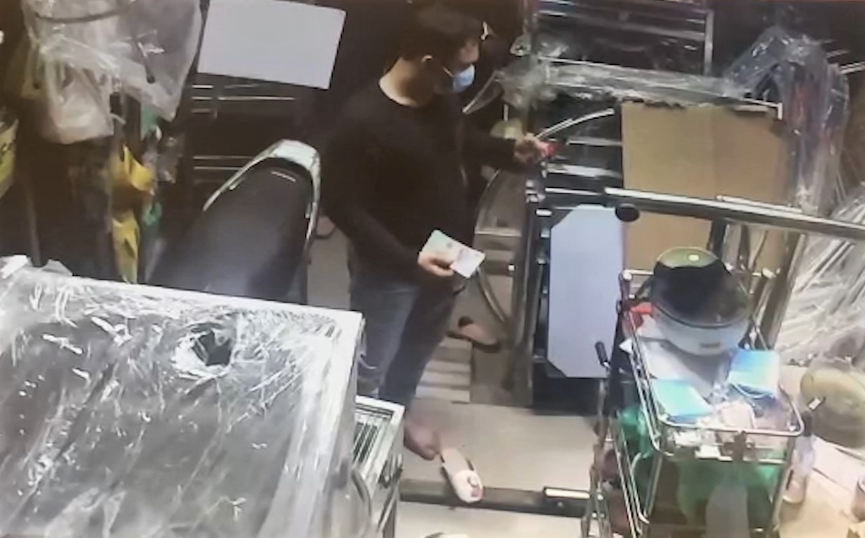 Nghi pham dung dem tien trom duoc truoc khi roi di hinh anh