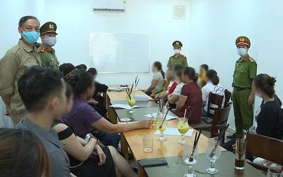 Cho 40 nguoi tu tap, chu quan ca phe o Quang Binh bi phat 10 trieu hinh anh