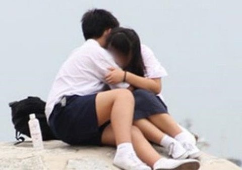 Lam 'chuyen nguoi lon' voi ban gai nhi tren san thuong chung cu hinh anh