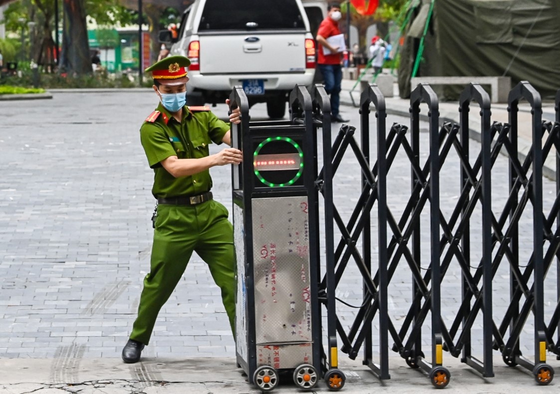 Chung cu 8X Dam Sen bi phong toa do co nhieu ca nghi mac Covid-19 hinh anh