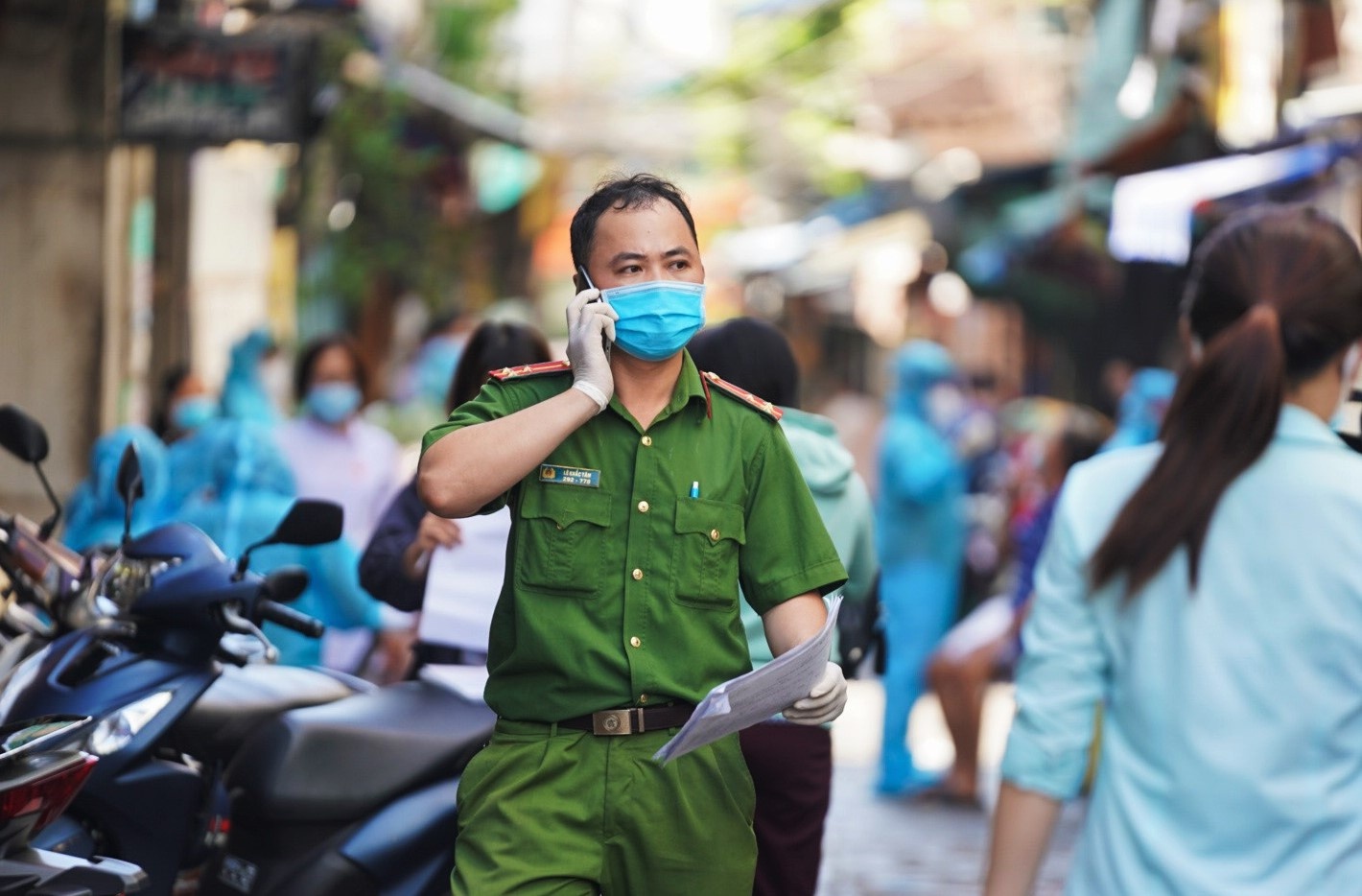 Hang xom tu tap an nhau, nguoi dan chup hinh gui ung dung Help 114 hinh anh