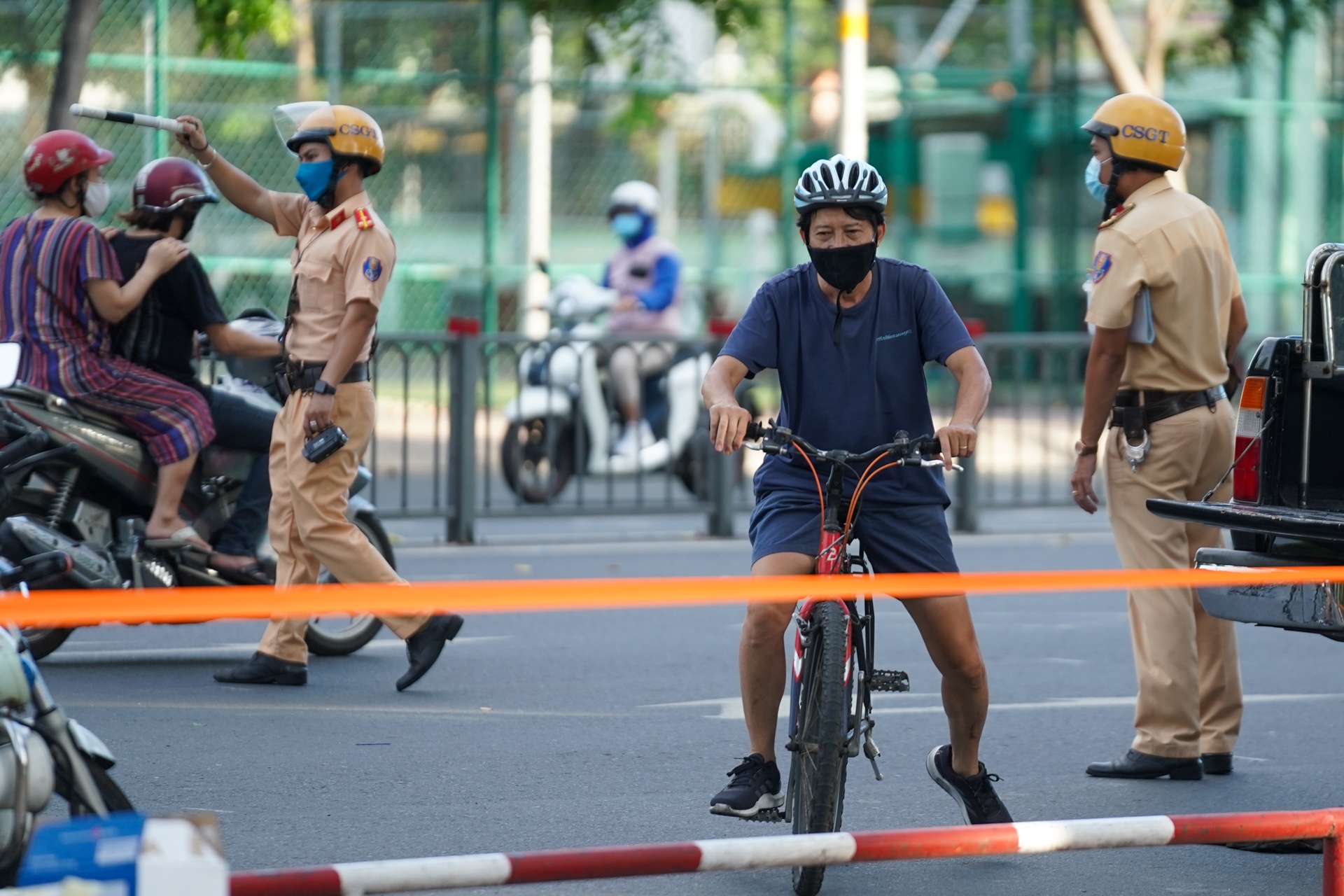 Nhieu nguoi dap xe the duc o TP.HCM anh 6