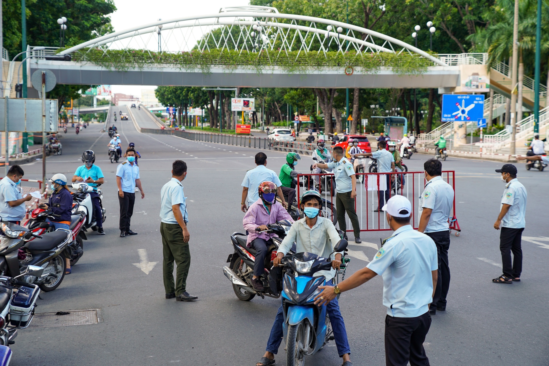 Nhieu nguoi dap xe the duc o TP.HCM anh 1