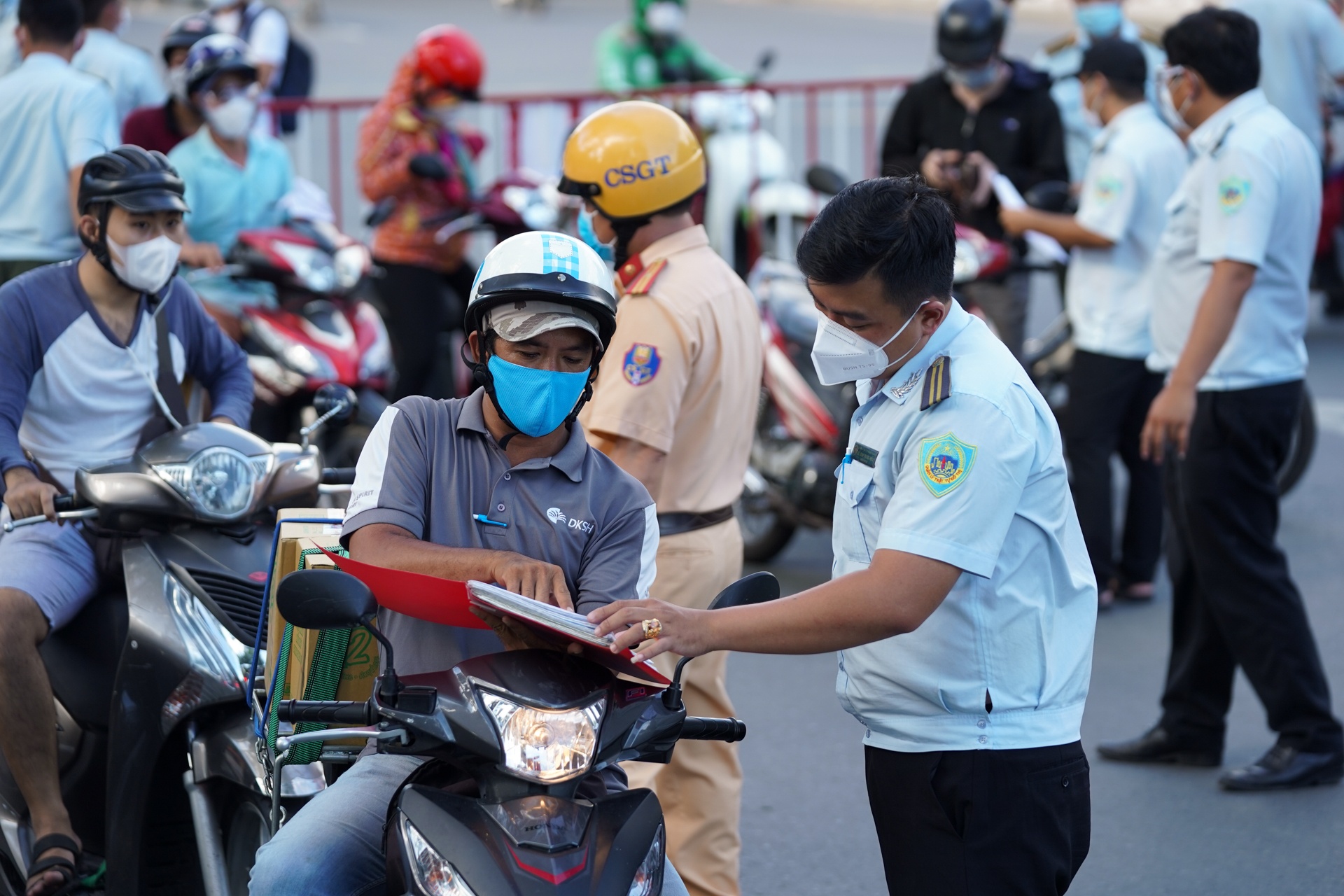 Nhieu nguoi dap xe the duc o TP.HCM anh 2