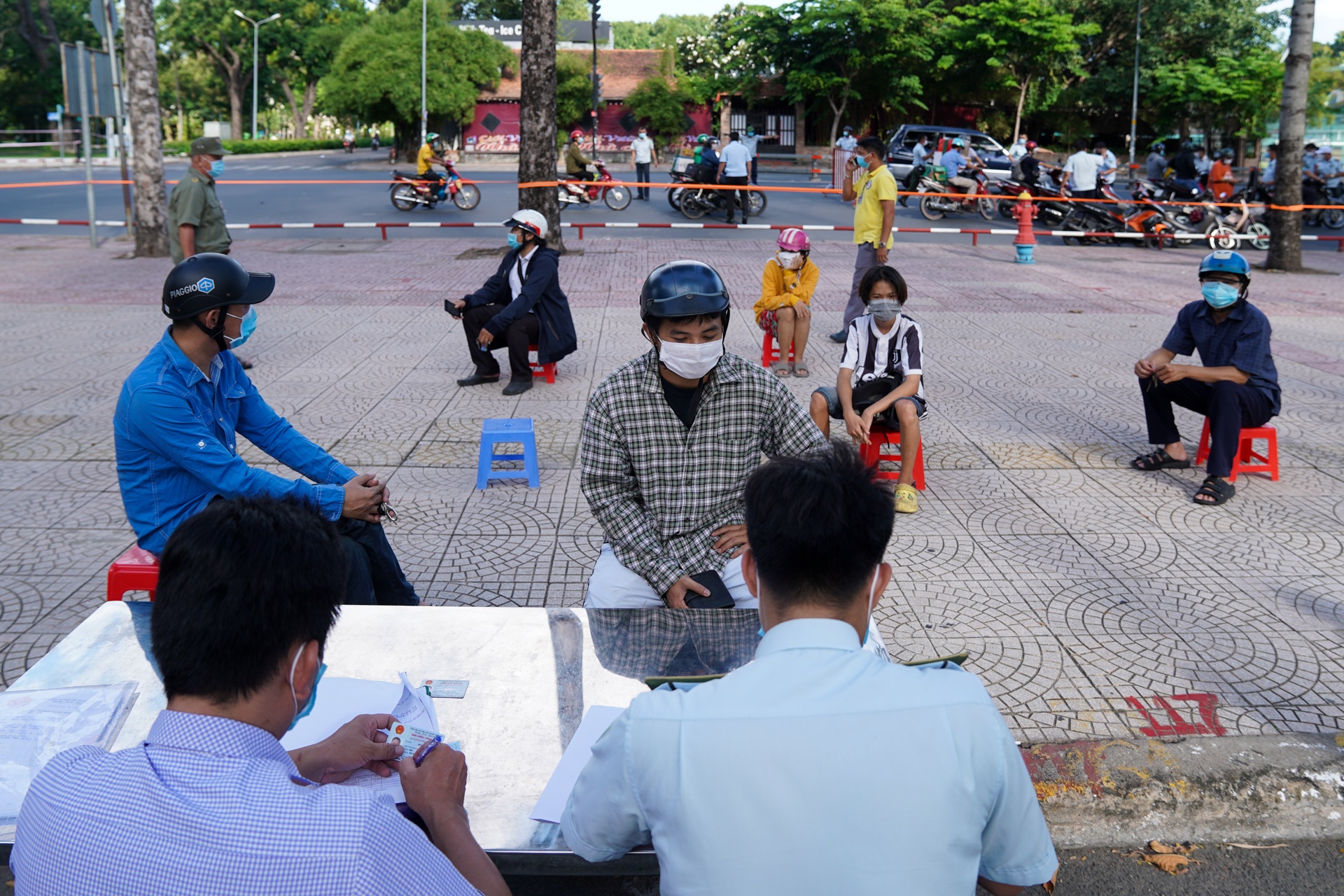 19 nguoi bi xu phat vi ra khoi nha anh 1