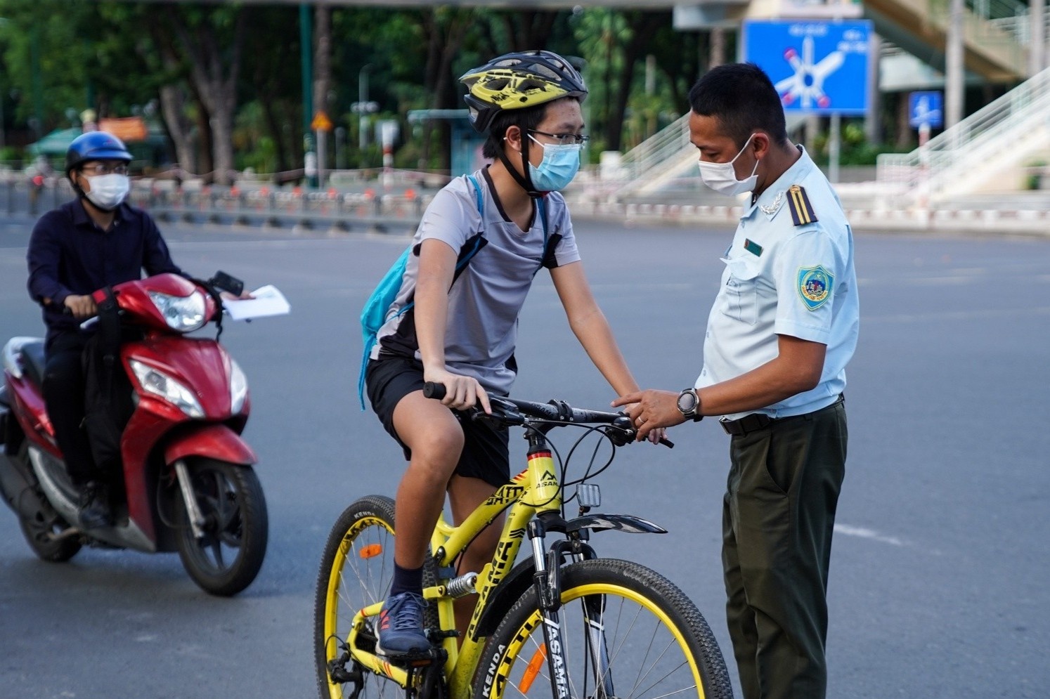 Nhieu nguoi dap xe the duc trong thoi gian TP.HCM thuc hien Chi thi 16 hinh anh