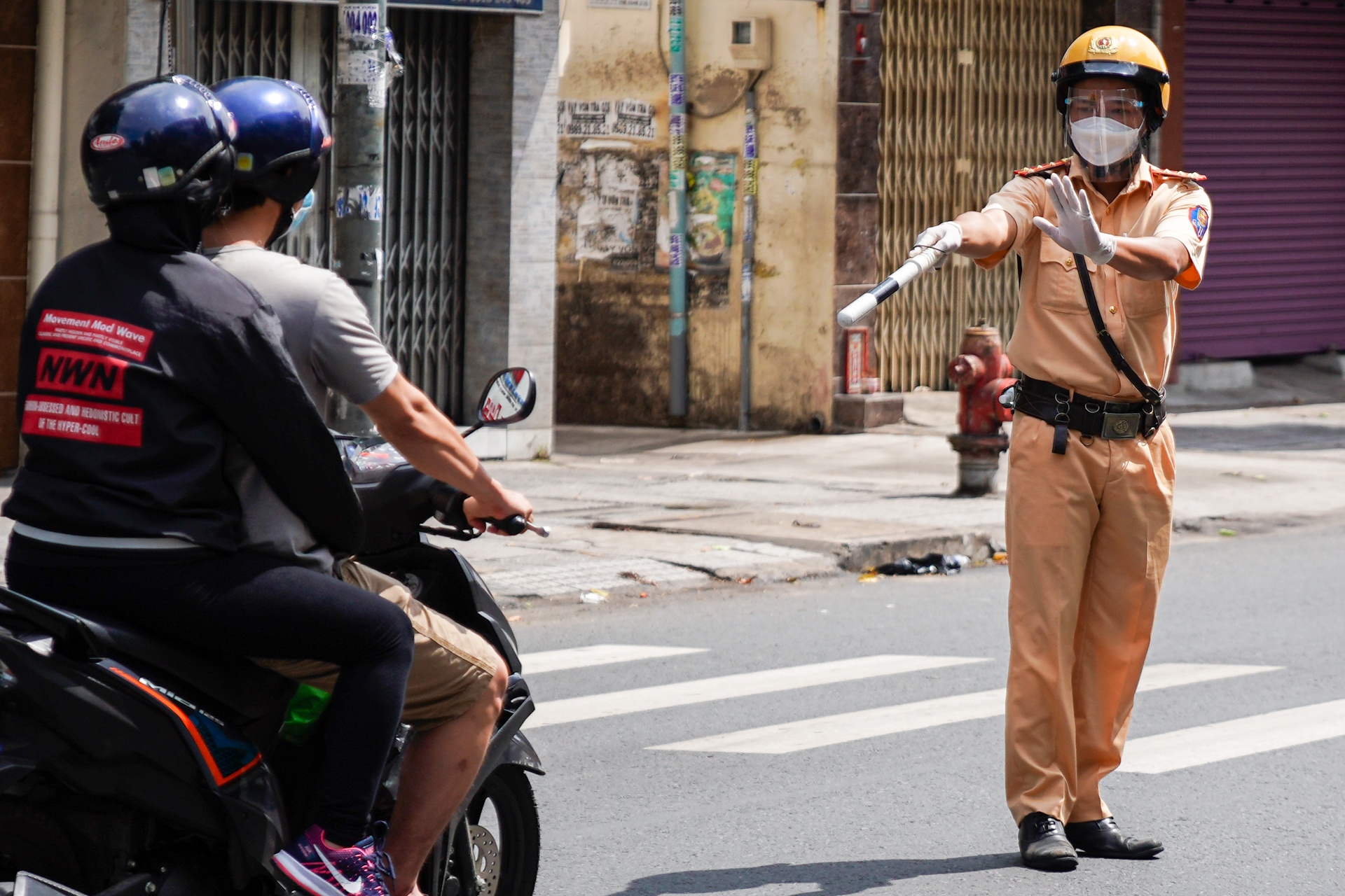 Cong an TP.HCM kiem tra ngau nhien nguoi di duong hinh anh