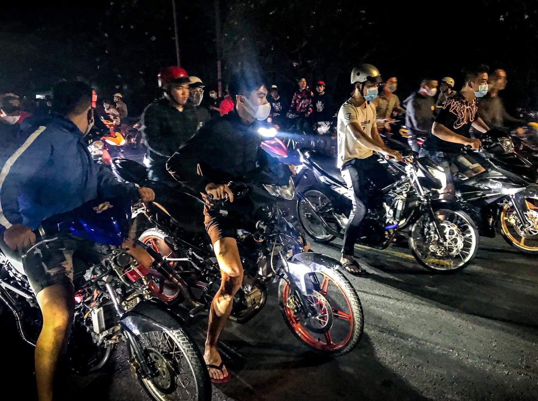 Hang chuc nguoi ra quoc lo 1 dua xe, gay nao loan hinh anh