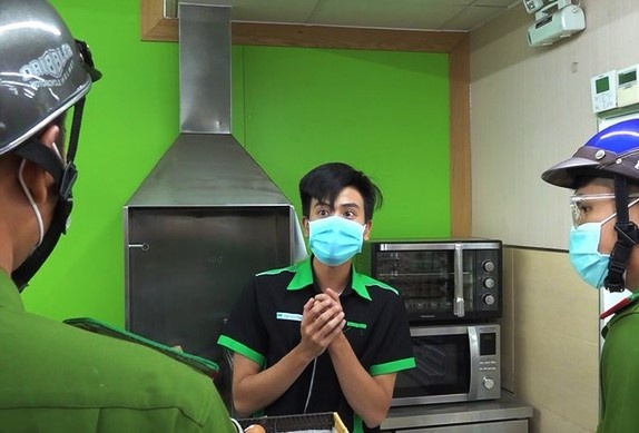 Cong an TP.HCM keu goi canh giac voi trom, cuop tai cua hang tien loi hinh anh