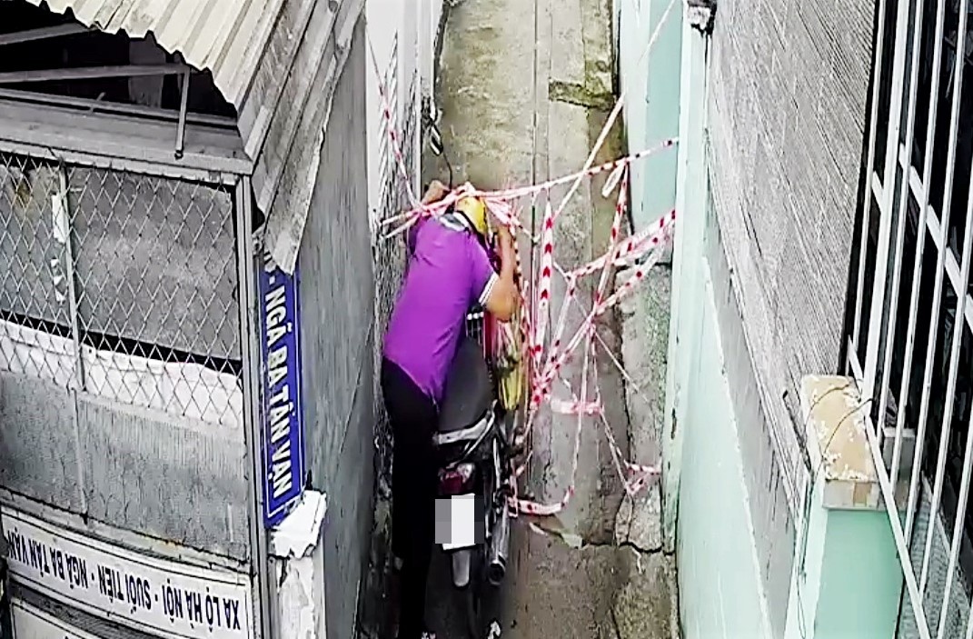 Nguoi dan ong thao day phong toa de di chuyen o TP.HCM anh 1