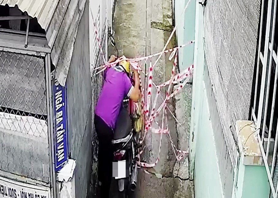 Nguoi dan ong o TP.HCM thao day phong toa de di lai hinh anh