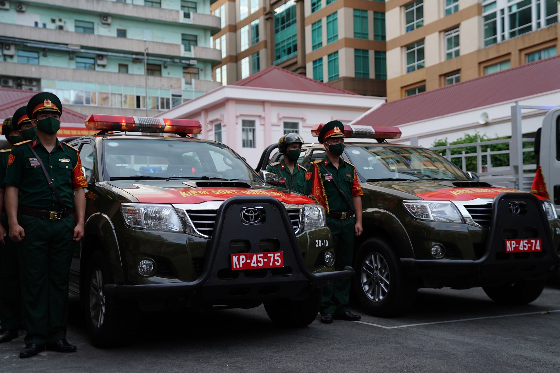 Cong an, quan doi o TP.HCM tuan tra kiem soat nguoi ra duong sau 18h hinh anh