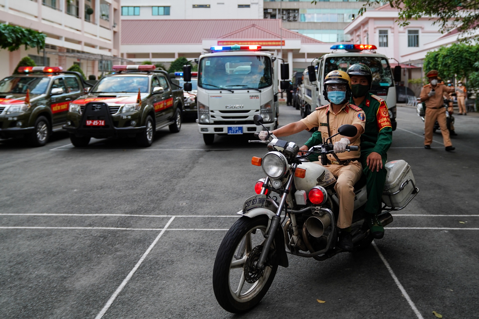 Xu phat nguoi dan ra duong sau 18h anh 6