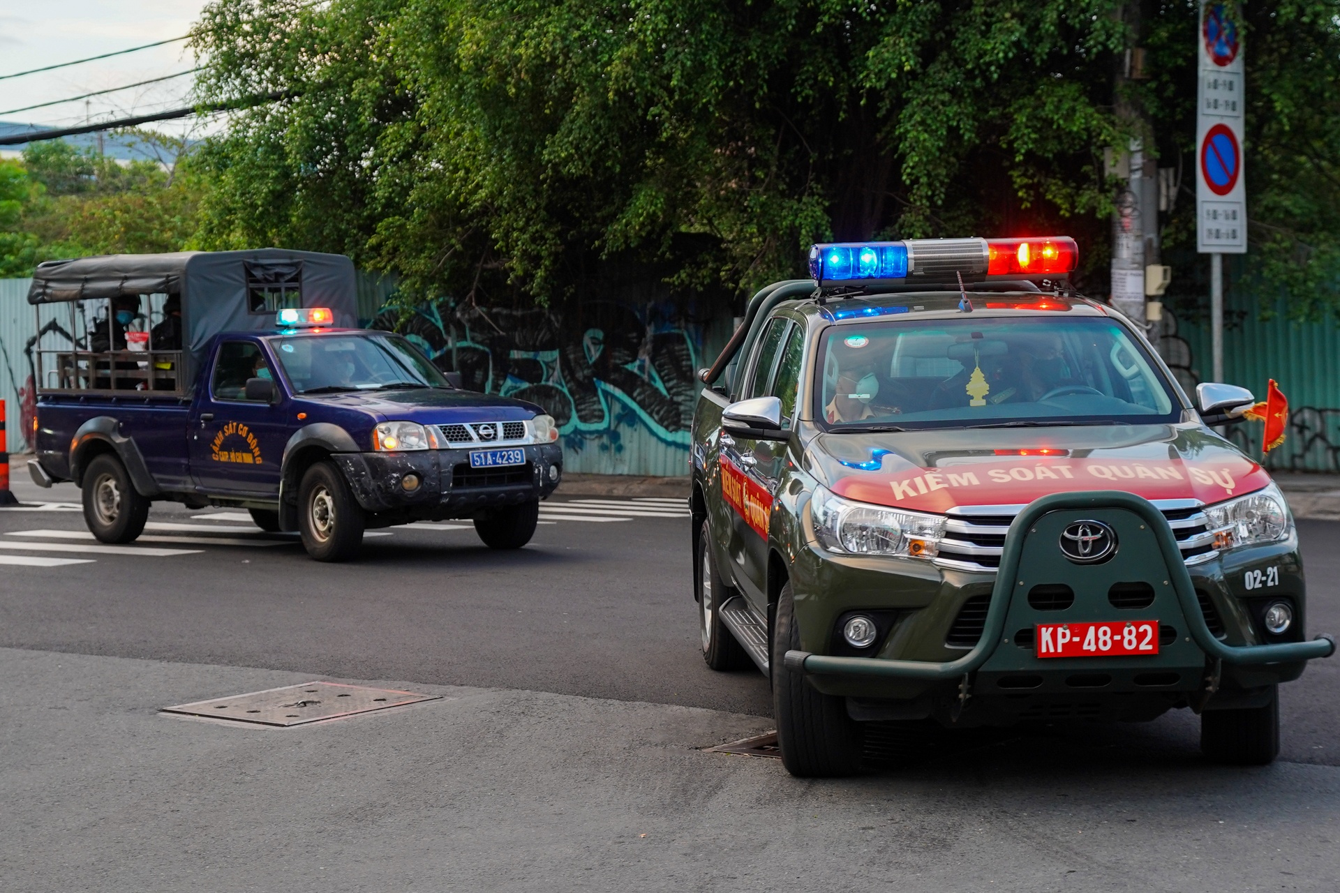 Xu phat nguoi dan ra duong sau 18h anh 7