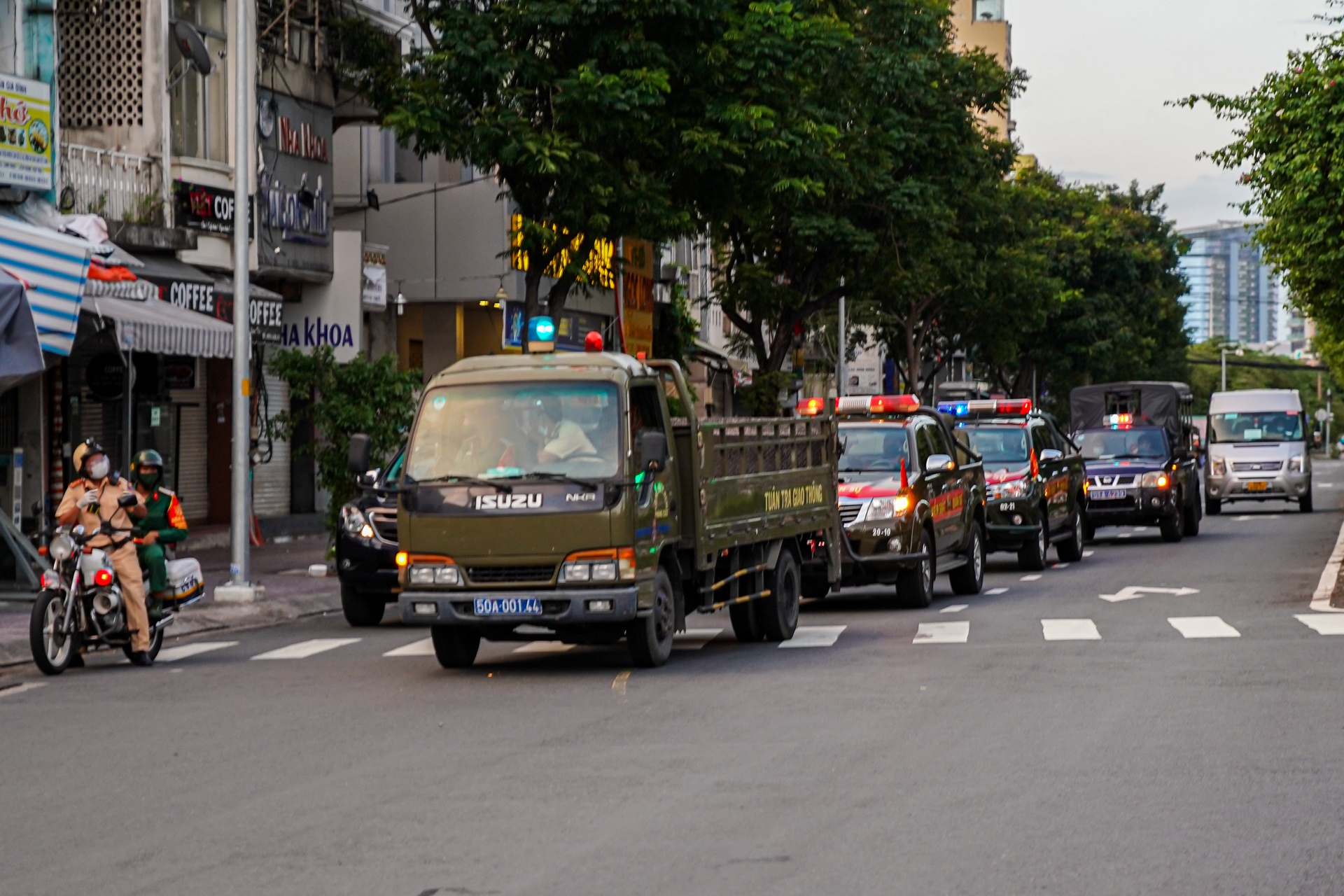 Xu phat nguoi dan ra duong sau 18h anh 8