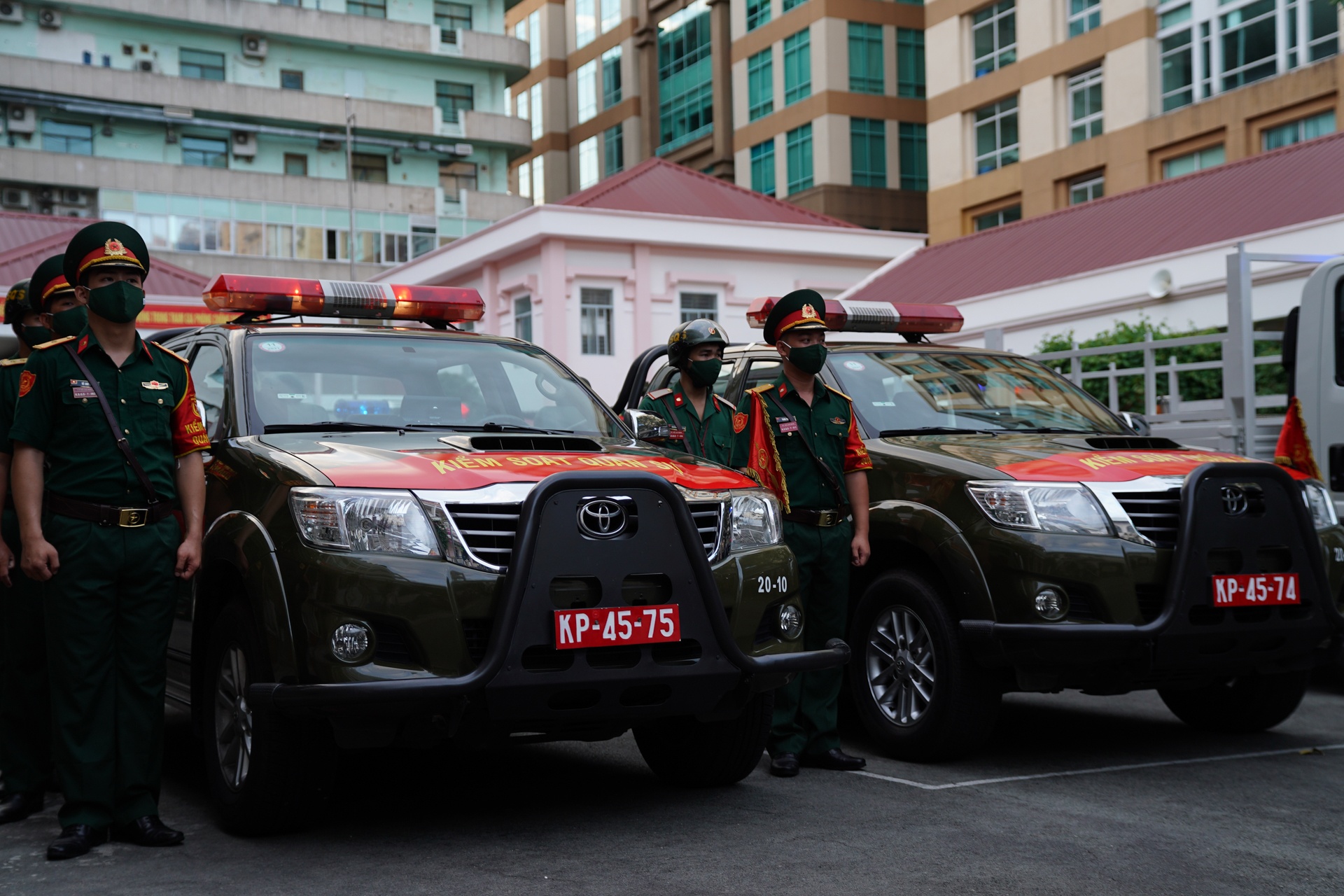 Xu phat nguoi dan ra duong sau 18h anh 2