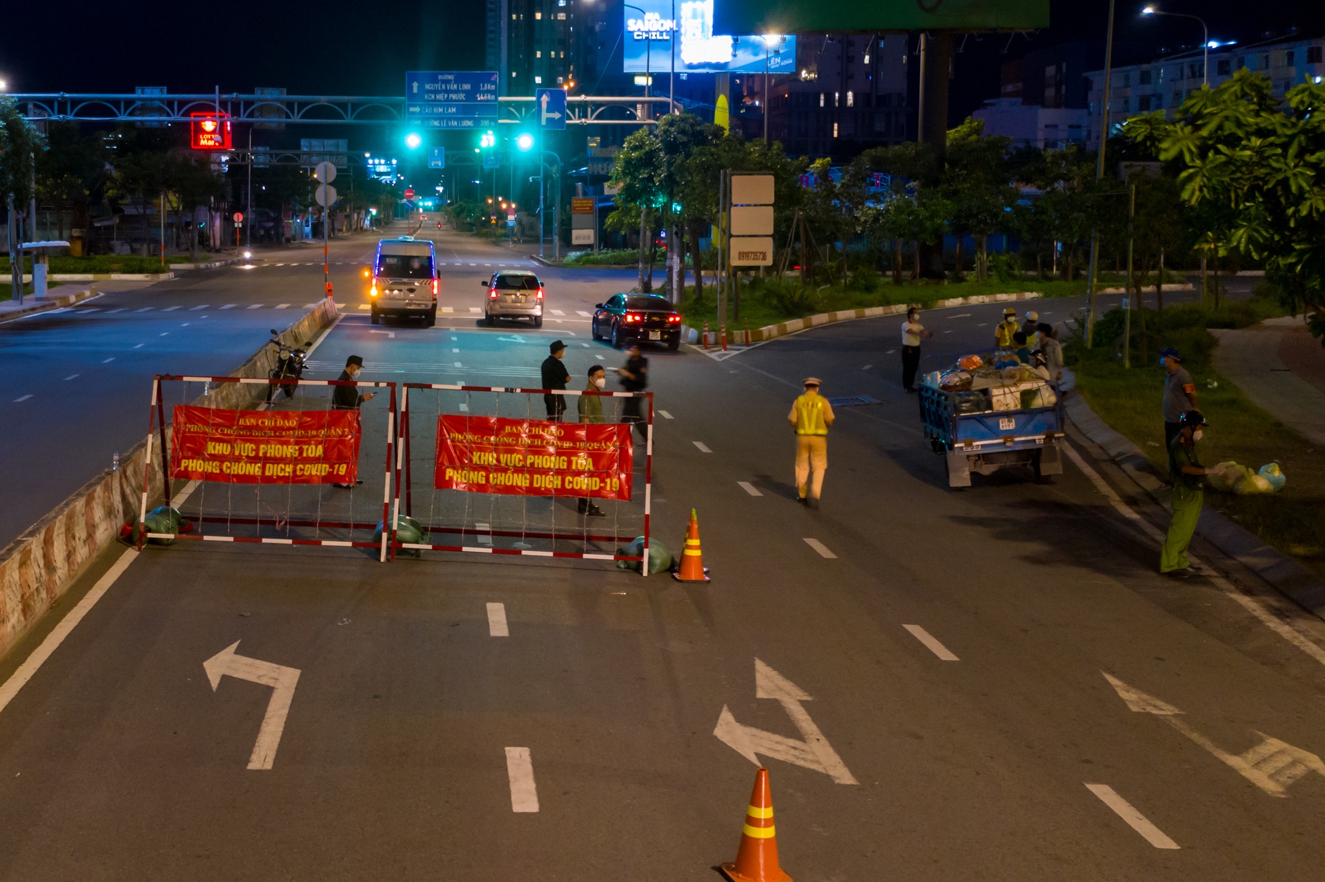 Xử phạt người dân ra đường sau 18h ảnh 1 Xu phat nguoi dan ra duong sau 18h anh 1