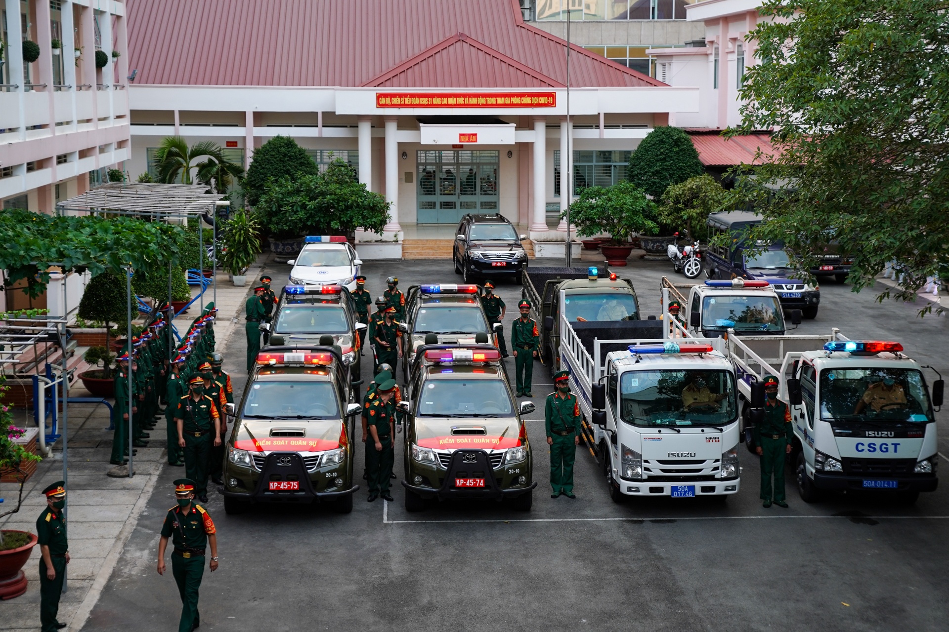 Xu phat nguoi dan ra duong sau 18h anh 1